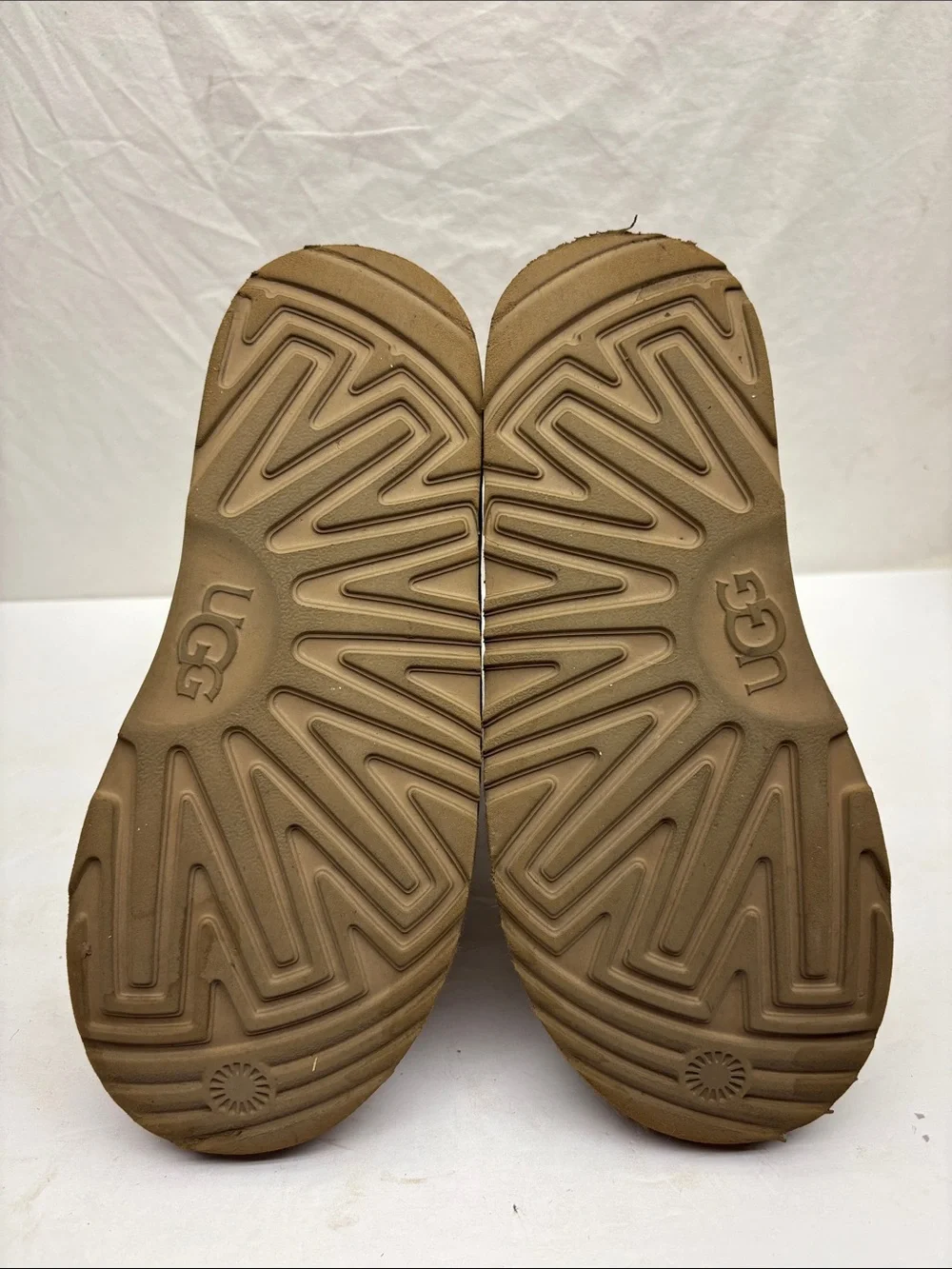 UGG star print, size 4 big girl, box 72
